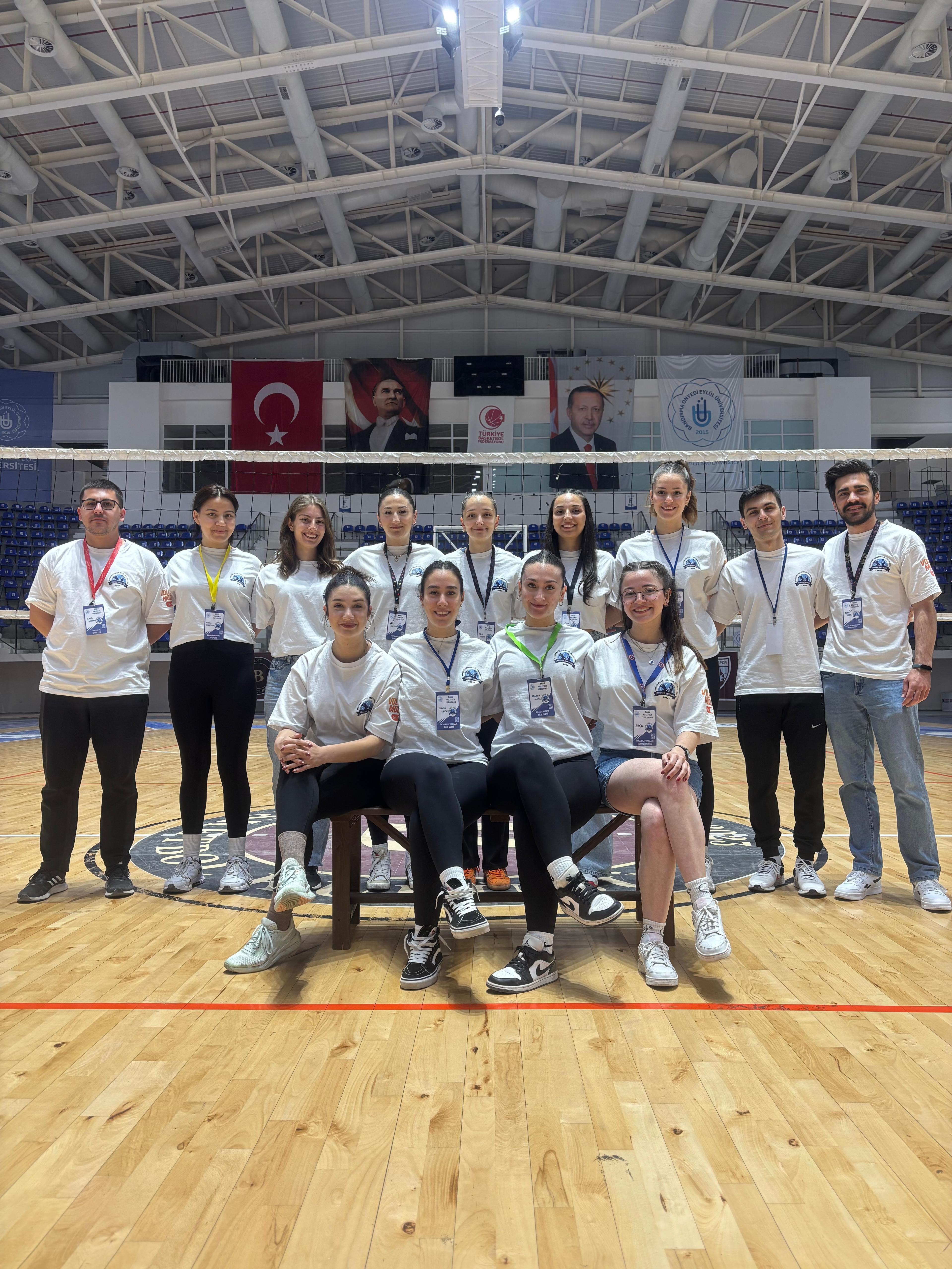 BANÜ Voleybol Topluluğu takım fotoğrafı